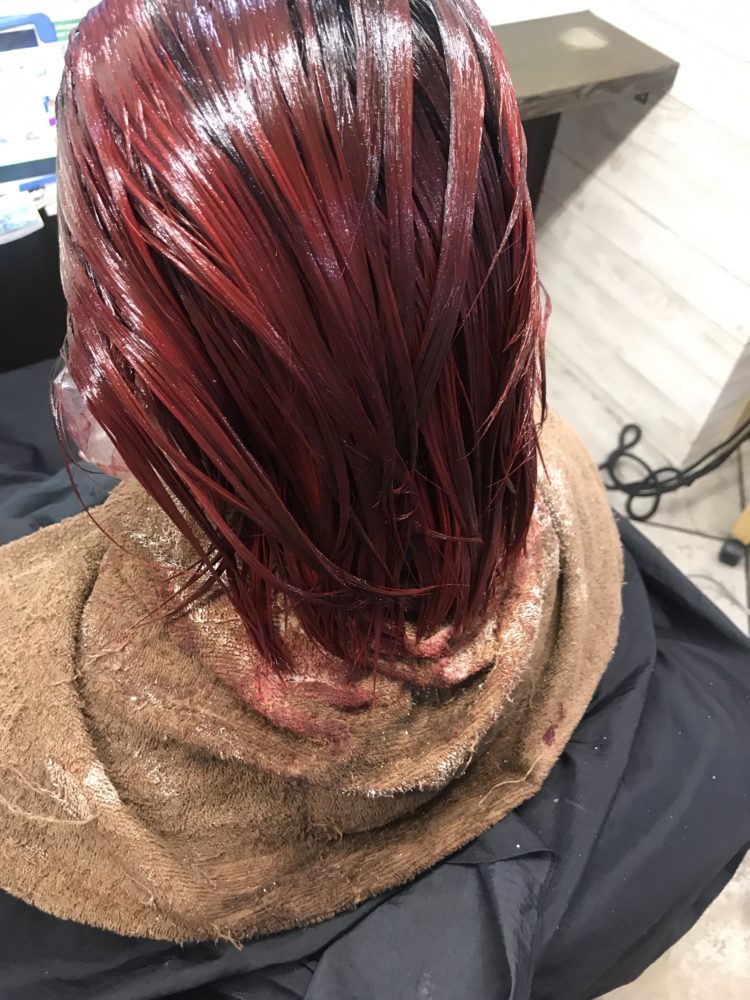 赤いカラーリング塗布