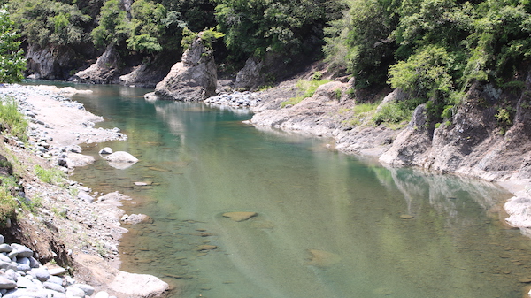 青野原オートキャンプ場の綺麗な川